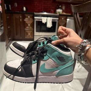 Nike Women's Black and Teal Sneakers